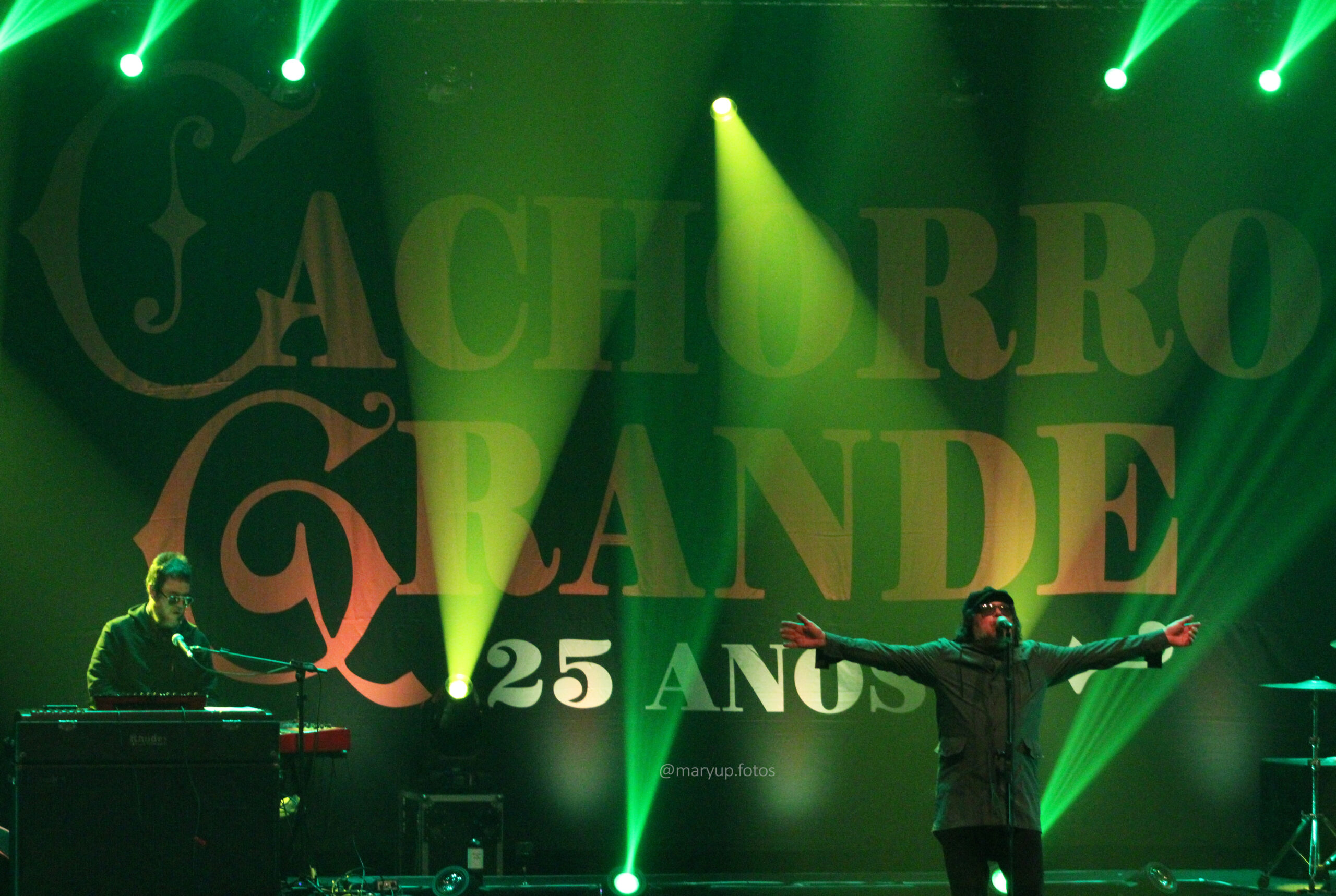 Cachorro Grande faz show de reunião repleto de clássicos na Capital Gaúcha