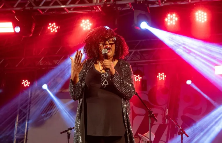 Voz do blues britânico, Samantha Antoinette Smith faz seu primeiro show em Porto Alegre