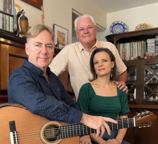 Raul Ellwanger, Daniel Wolff e Fernanda Krüger fazem show de lançamento do álbum Na Rua da Margem, em Porto Alegre