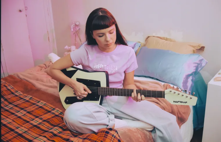 Julia Mestre traz novo show para Porto Alegre em outubro