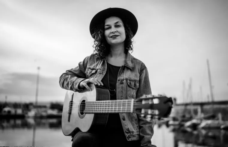 Amanda Carpenedo apresenta seu álbum de estreia em show no Instituto Ling