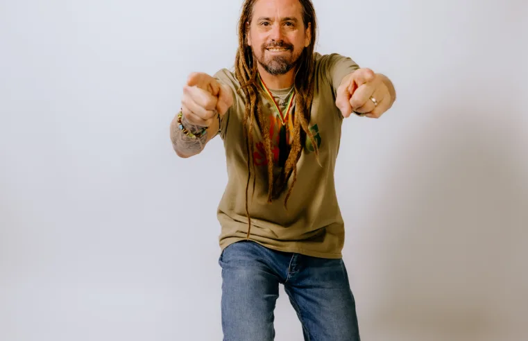 James McWhinney (Big Mountain) se apresenta domingo no Espaço 373