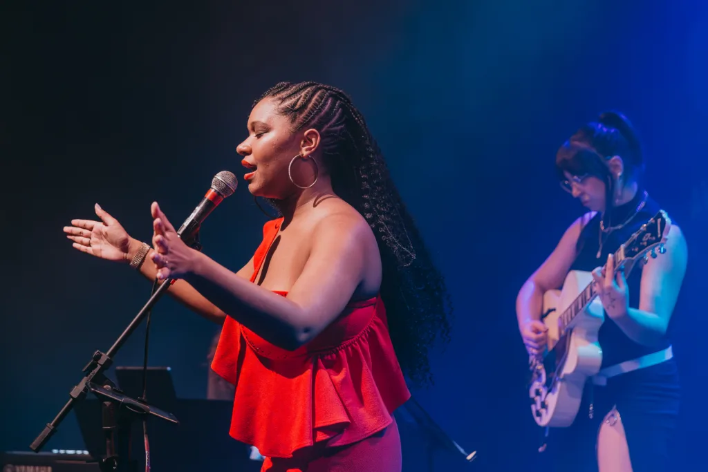 Insanity Records | Camila Lemos canta divas do Soul no Espaço 373