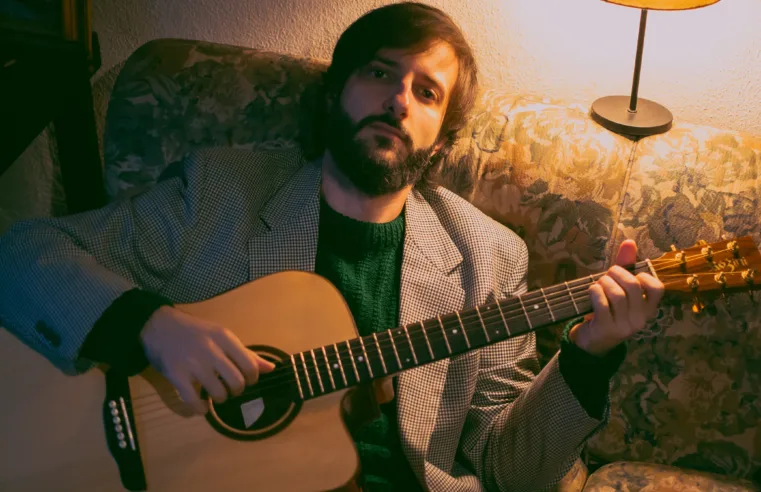 Artur Wais lança “Organizando Todo Mundo Sonha” com show no telhado da Bancaberta
