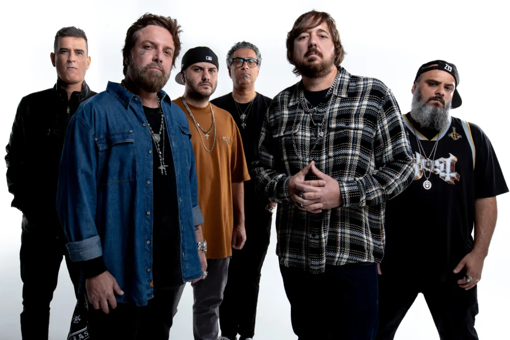 Insanity Records | É TEMPO DE ROCK: Marcão Britto e Thiago Castanho revivem o legado do Charlie Brown Jr. em Porto Alegre