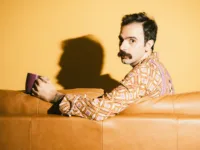 Insanity Records|Rodrigo Alarcon chega ao Espaço 373 com a tour de 10 anos de O Lado Vazio do Sofá