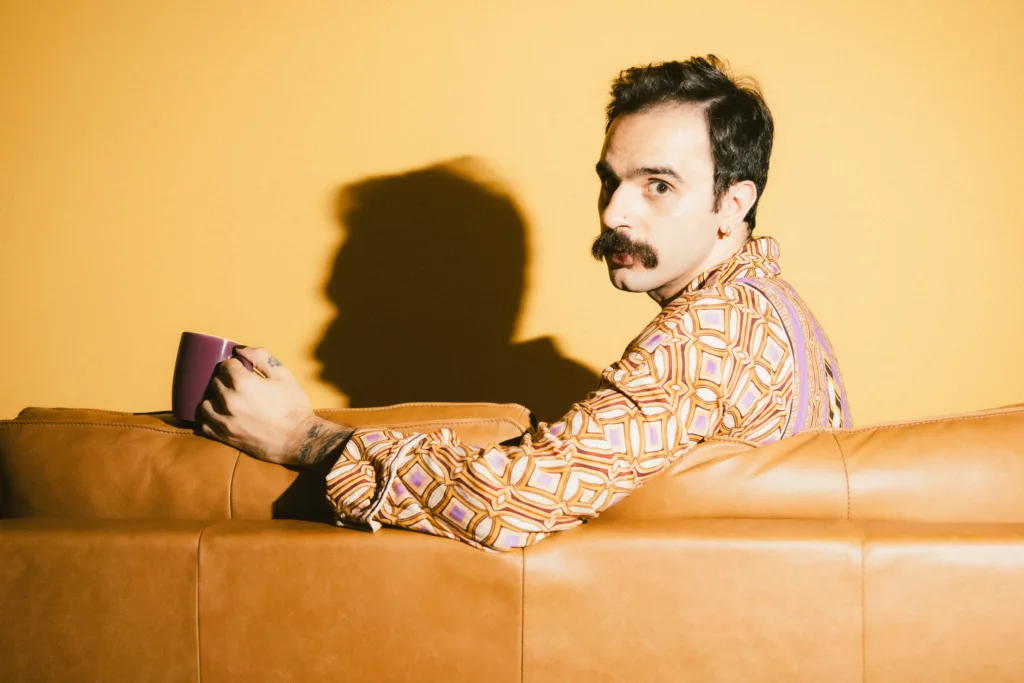 Insanity Records | Rodrigo Alarcon chega ao Espaço 373 com a tour de 10 anos de O Lado Vazio do Sofá