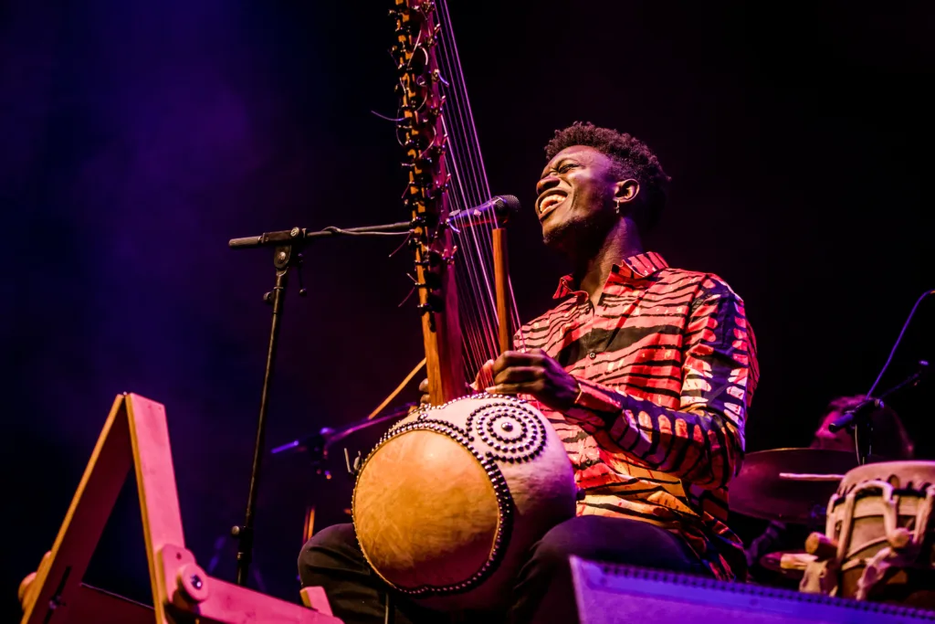 Insanity Records | Momi Maiga abre a programação musical do Instituto Ling com show que une jazz, flamenco e sons do Senegal