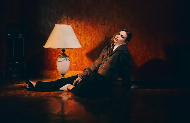 Carol Biazin volta a Porto Alegre com a turnê acústica nem tão pouco assim