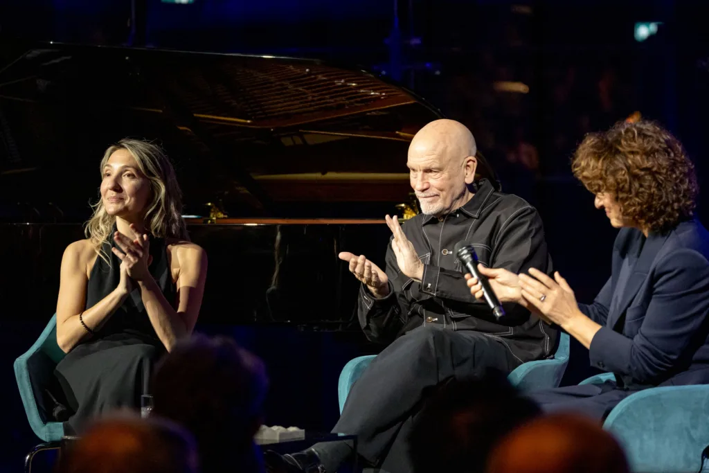 Insanity Records | Espetáculo The Infamous Ramírez Hoffman, com John Malkovich e Anastasya Terenkova em Porto Alegre